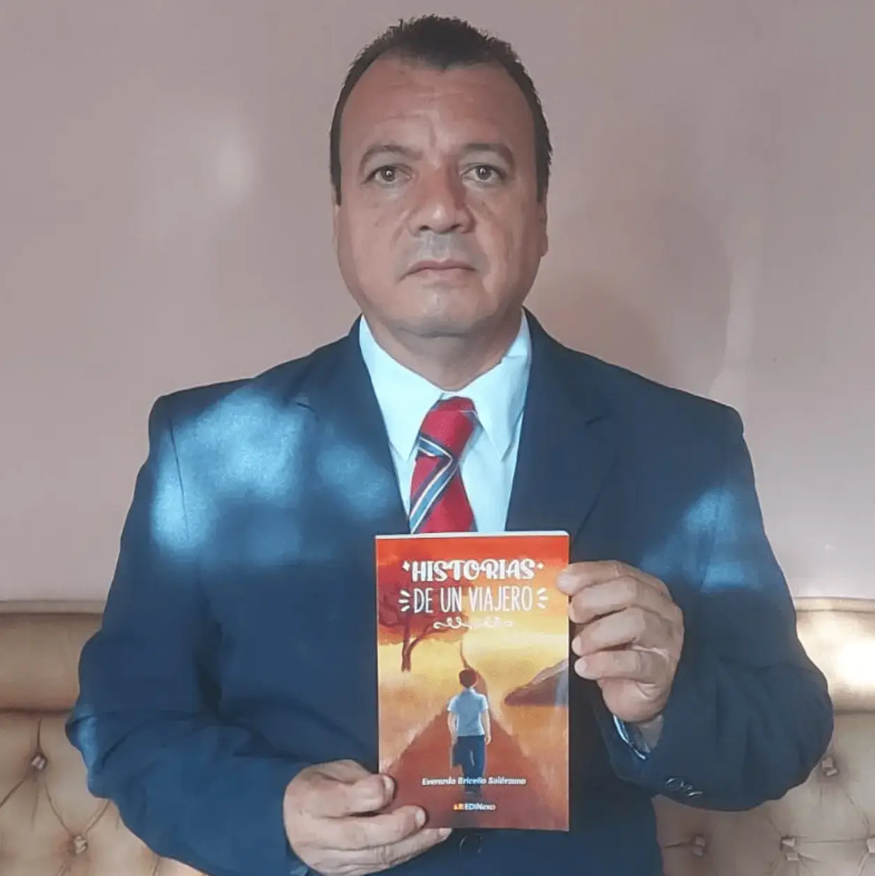 Everardo Briceño Solórzano, escritor y educador nicoyano, con sus libros